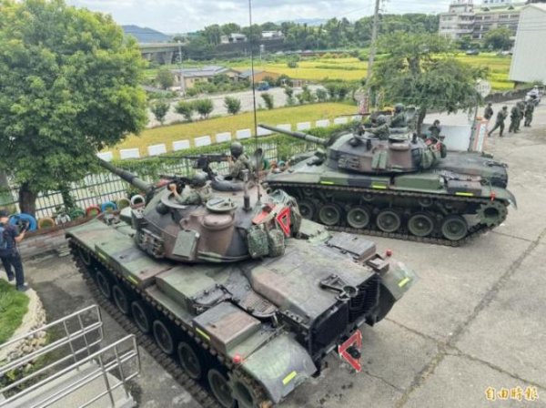 易启胜 台军这么搞，是不是忘记解放军的大杀器了？